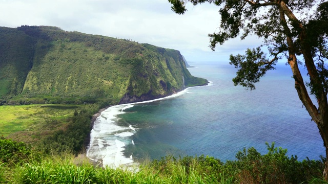 夏威夷大岛的Waipio湾和山谷的航拍视频素材