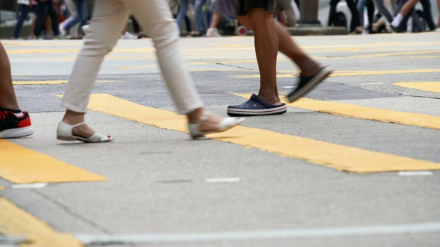 行人在香港过马路视频素材