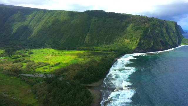 夏威夷大岛的Waipio湾和山谷的航拍视频素材