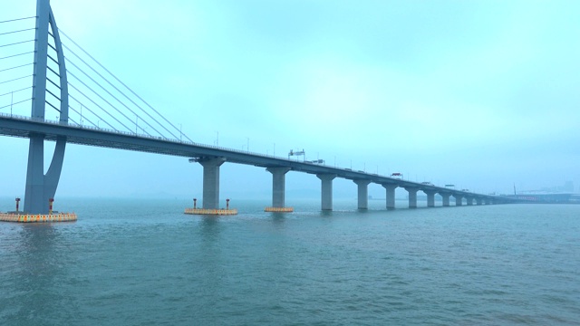 横跨大海的雄伟大桥视频素材