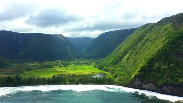 夏威夷大岛的Waipio湾和山谷的航拍视频素材