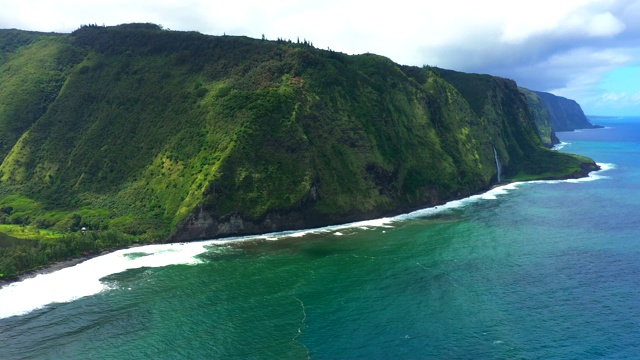 夏威夷大岛的Waipio湾和山谷的航拍视频素材