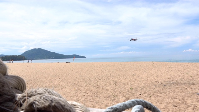 飞机在泰国海面上降落。视频素材