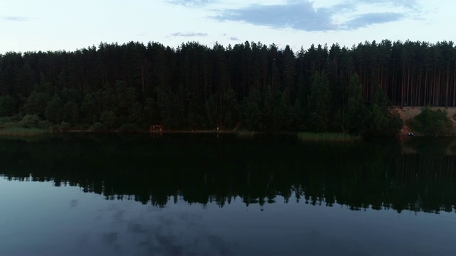 湖水绿油油，绿树成荫。景观有河流，森林，湖泊视频素材