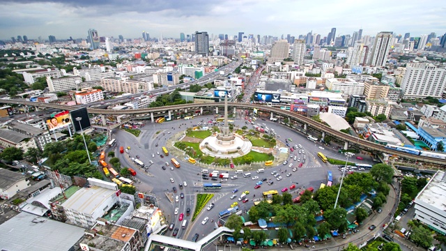 曼谷，泰国- 2018年10月1日:日落时，胜利纪念碑周围的道路和交通视频素材