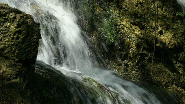 山涧流水在岩石间流淌视频素材