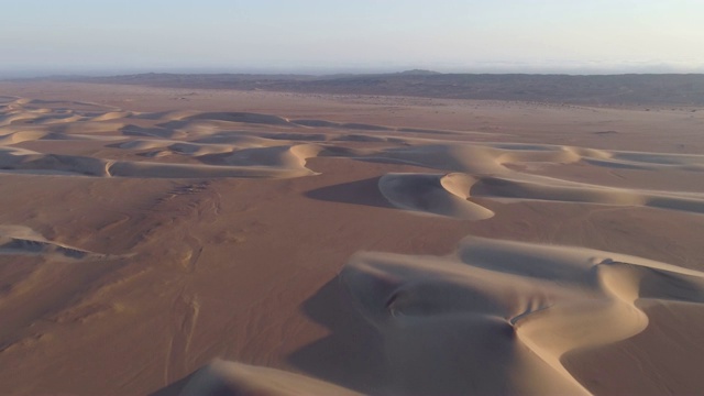 4K空中飞行俯瞰美丽的新月形沙丘在纳米比亚沙漠，骷髅海岸，纳米比亚视频素材