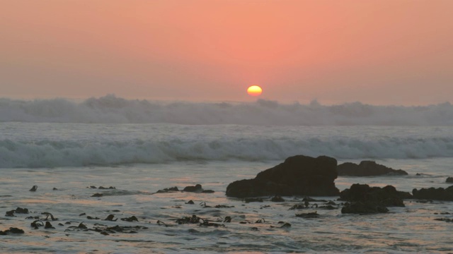 在纳米比亚的骷髅海岸公园，4K的日落在海浪之上视频素材