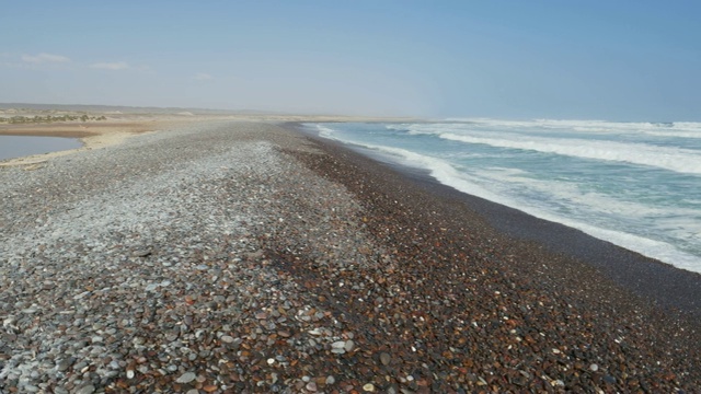 宝石海滩的4K平移视图，骷髅海岸，纳米比亚视频素材