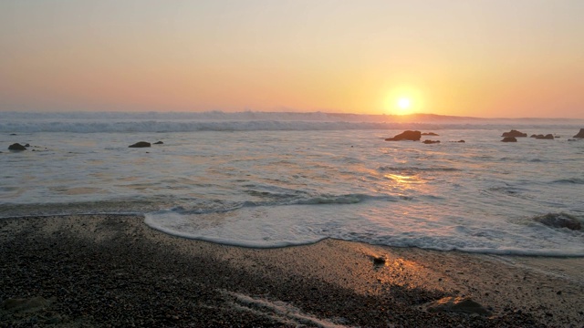 纳米比亚骷髅海岸公园宝石海滩上的4K日落景观视频素材