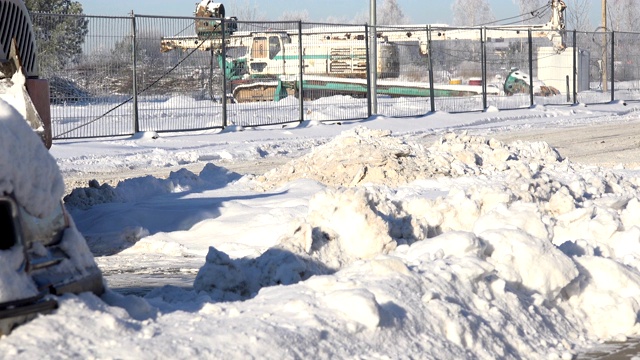 除雪机在冬季暴风雪后清除城市街道上的积雪。视频素材