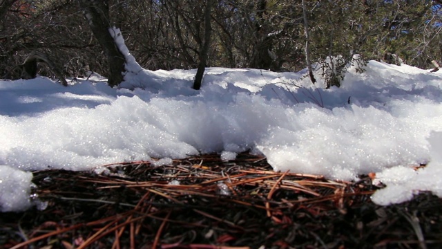 在荒无人烟的地区穿越积雪视频下载