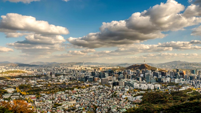 从韩国首尔中no -gu的Inwangsan山看到的城市景观视频素材