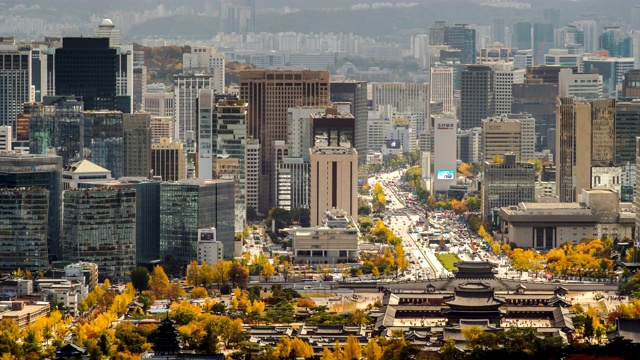 从韩国首尔中no-gu的Bugaksan山上可以看到景福宫和光华门广场视频素材