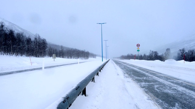 下大雪时，路被雪覆盖了视频素材