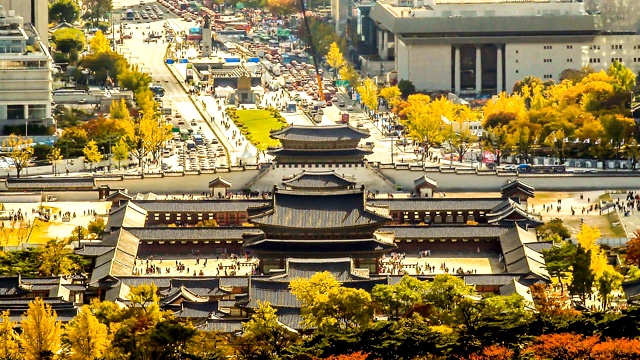 从韩国首尔中no-gu的Bugaksan山上可以看到景福宫和光华门广场视频素材