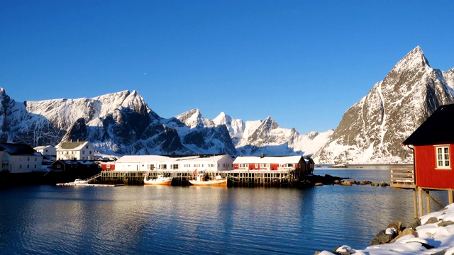 挪威北部罗浮敦群岛海湾，美丽的挪威冬季景观，红色的rorbu和停泊的渔船视频素材