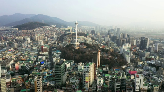 龙独山公园(釜山三大名山之一)周围的城市建筑。釜山视频素材