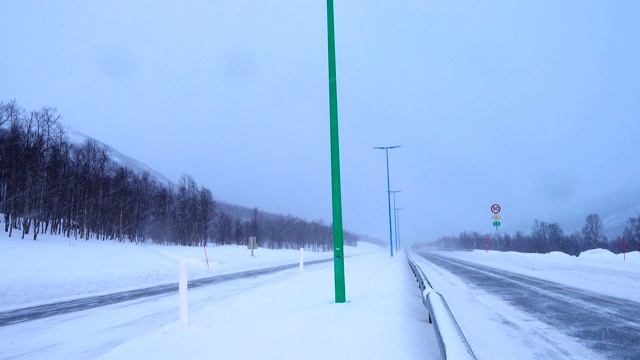 在大雪中，汽车行驶在滑滑的路上视频素材