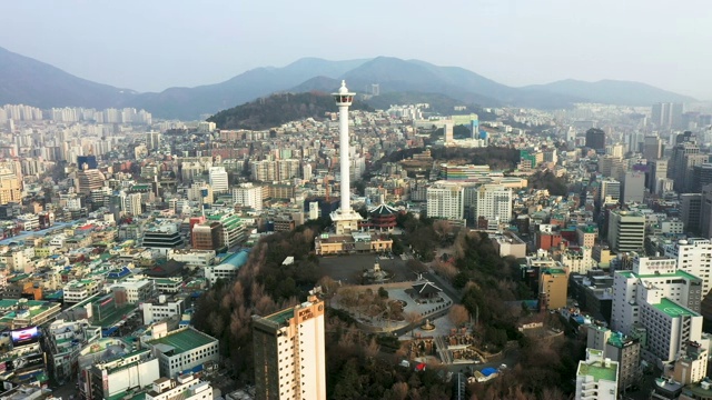 龙独山公园(釜山三大名山之一)周围的城市建筑。釜山视频素材