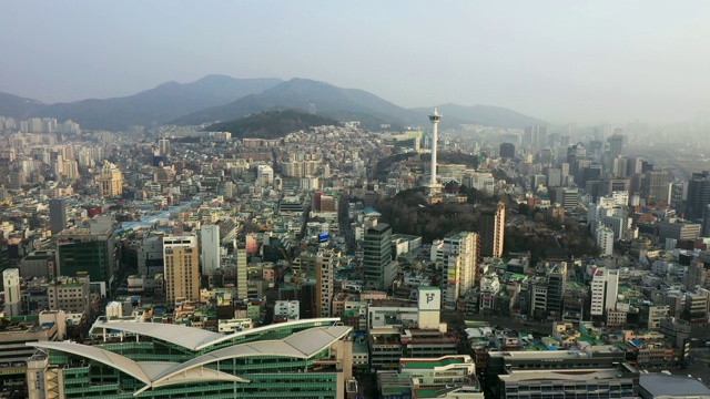 在中鼓区，可以看到扎加奇鱼市和龙头山公园(釜山三大名山之一)。釜山视频素材