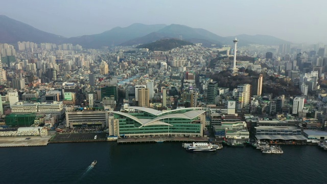 在中鼓区，可以看到扎加奇鱼市和龙头山公园(釜山三大名山之一)。釜山视频素材