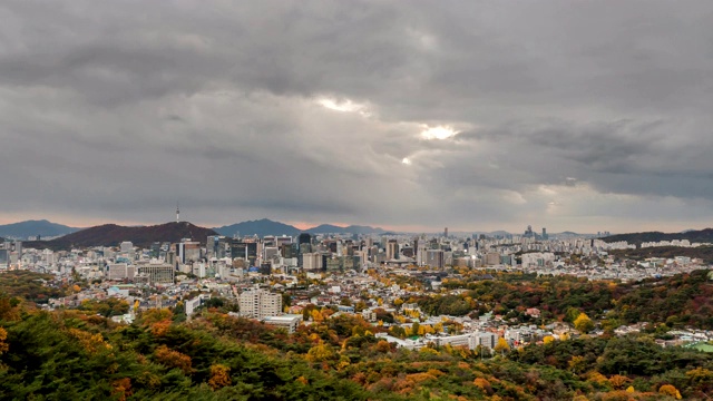 从三清公园的白天到晚上的城市景观，在仲no-gu，韩国首尔视频素材