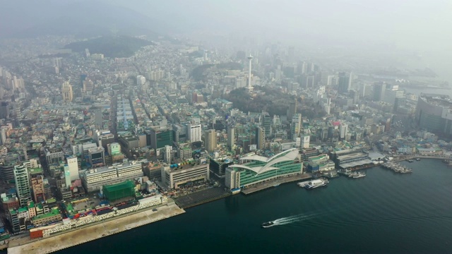 在中鼓区，可以看到扎加奇鱼市和龙头山公园(釜山三大名山之一)。釜山视频素材