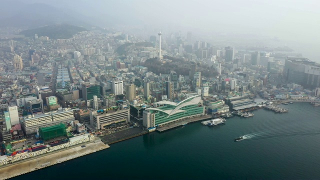 在中鼓区，可以看到扎加奇鱼市和龙头山公园(釜山三大名山之一)。釜山视频素材