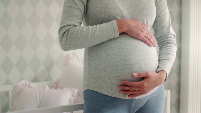 婴儿房里一个不认识的孕妇视频素材