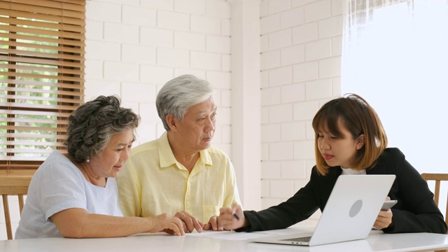 亚洲资深夫妇在家里得到理财规划师的建议。老在家里。视频素材