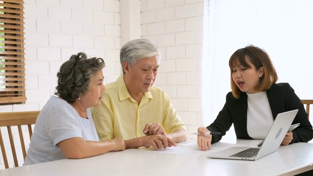 亚洲资深夫妇在家里得到理财规划师的建议。老在家里。视频素材