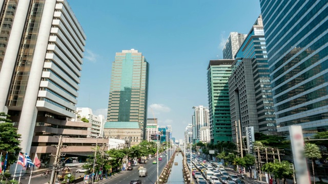 时间延迟:轻轨交通与天际线建筑城市景观的背景视频下载