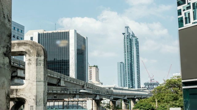 延时:曼谷轻轨与天际线建设城市景观和移动云在背景视频素材