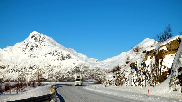 大雪期间，卡车行驶在被雪覆盖的光滑道路上视频素材