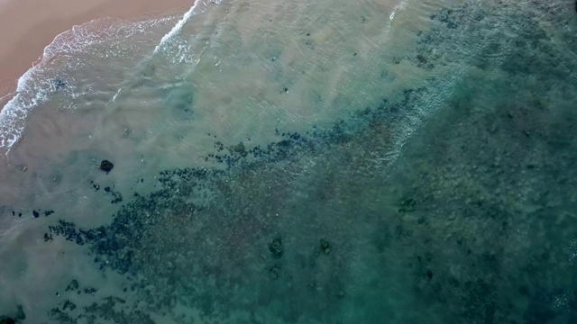 无人机在安哥拉海岸拍摄的鸟瞰图视频素材