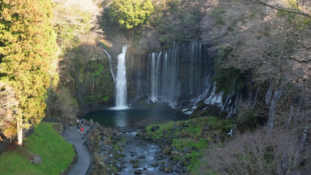 Shiraito瀑布位于静冈县。大部分的水是来自富士山的泉水。视频素材