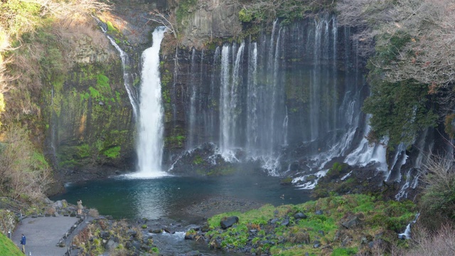 Shiraito瀑布位于静冈县。大部分的水是来自富士山的泉水。视频素材