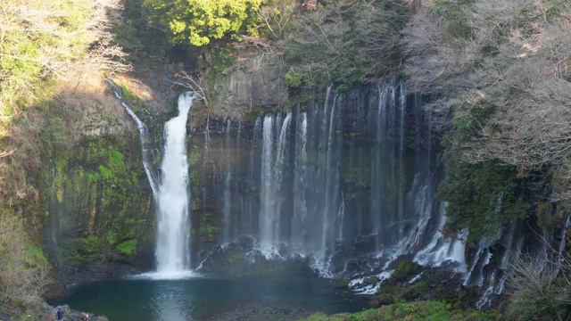 Shiraito瀑布位于静冈县。大部分的水是来自富士山的泉水。视频素材