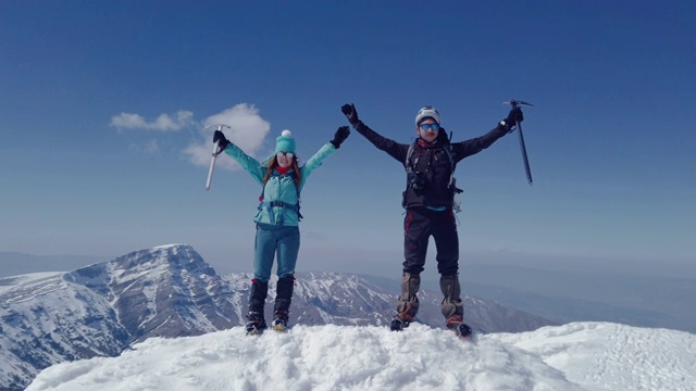 登山队正在这座高海拔的山峰上庆祝胜利视频素材