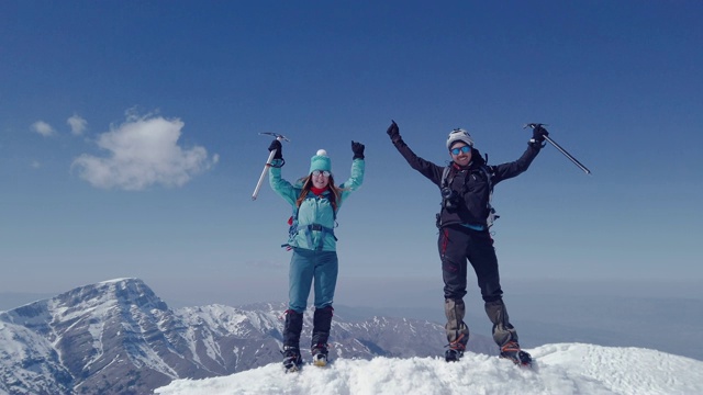 登山队正在这座高海拔的山峰上庆祝胜利视频素材