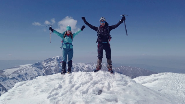 登山队正在这座高海拔的山峰上庆祝胜利视频素材