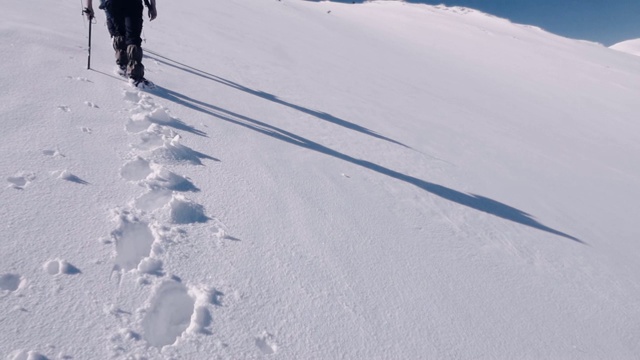 登山队正在攀登高海拔的山峰视频素材