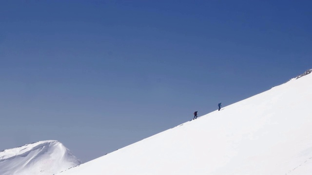 登山队正在攀登高海拔的山峰视频素材