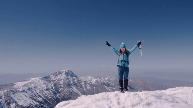 女登山队在高海拔的山峰上张开双臂视频素材