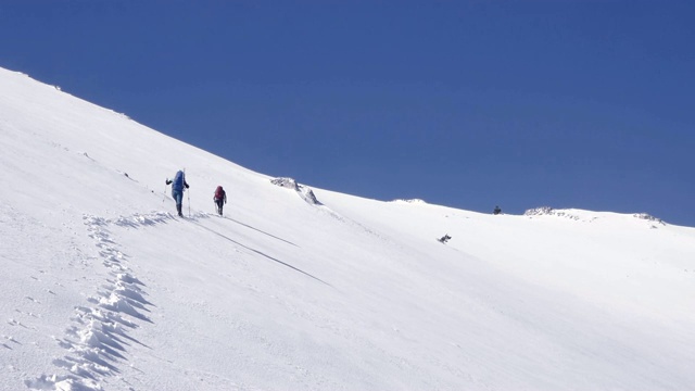 登山队正在攀登高海拔的山峰视频素材