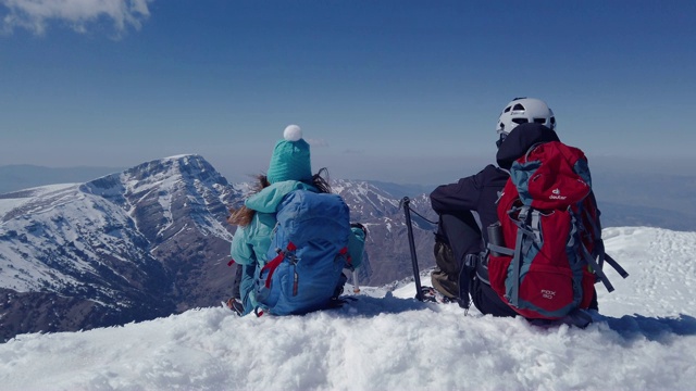 登山队员们正在山顶上观赏风景视频素材