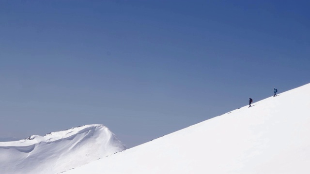 登山队正在攀登高海拔的山峰视频素材