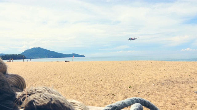 飞机在海面上降落视频素材