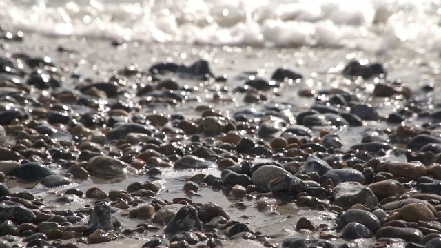 英国海滩上的海浪/超级慢镜头视频素材